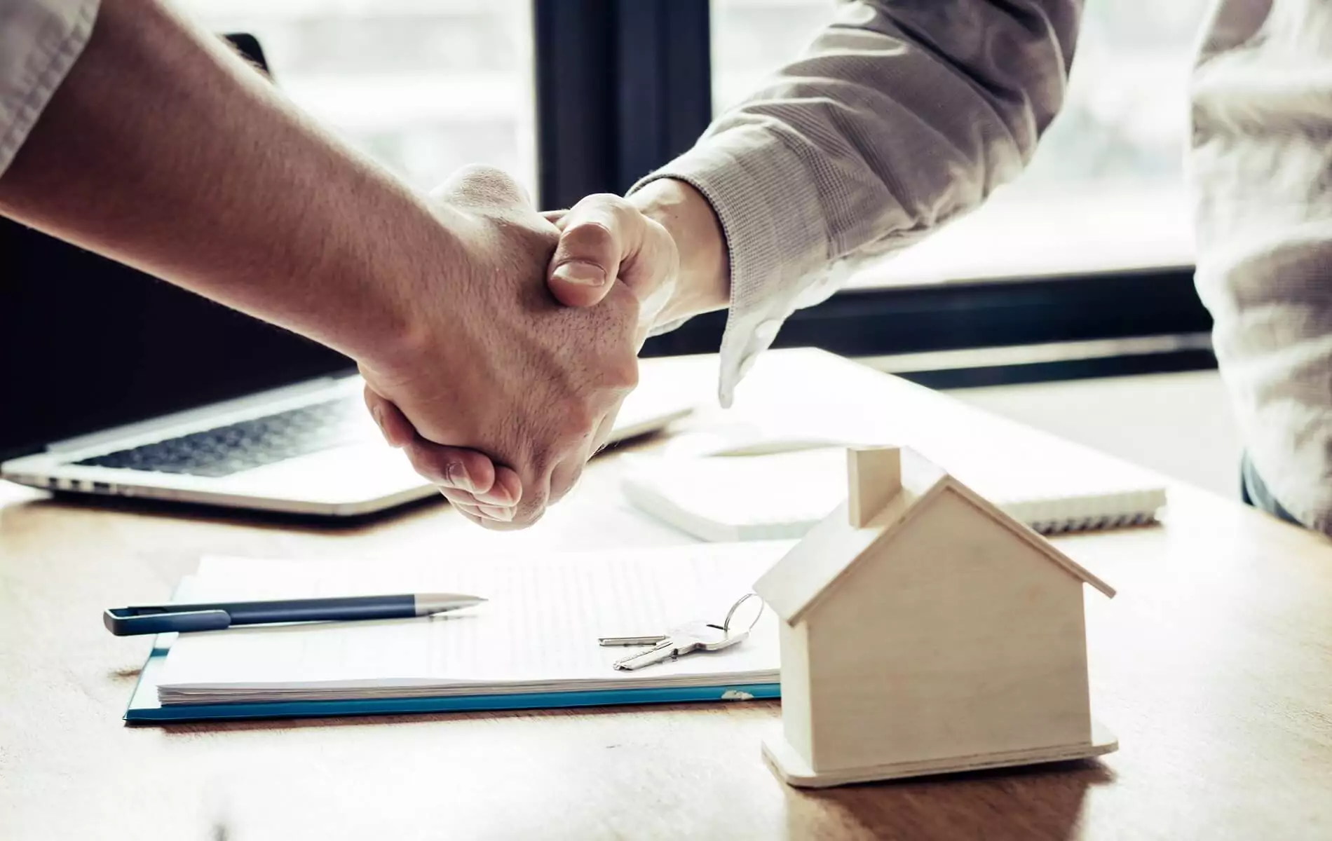 Ingatlan adásvétel ügyvéd, ingatlan ajándékozási szerződés, ingatlan ügyvéd, osztatlan közös tulajdon eladása, osztatlan közös tulajdon megszüntetése, ingatlanjogi tanácsadás, ingatlanjogi ügyvéd, ügyvéd adásvételi szerződés